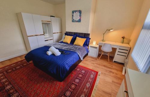 Harehills House | Bright sunny, double bed with garden, TV and Wi-Fi
