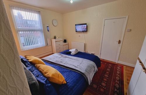 Harehills House | Bright sunny, double bed with garden, TV and Wi-Fi