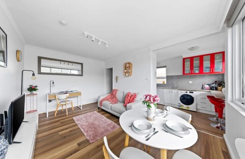 St. Kilda East Apartment | Bright & Sunny Oasis