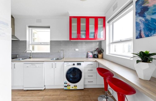 St. Kilda East Apartment | Bright & Sunny Oasis