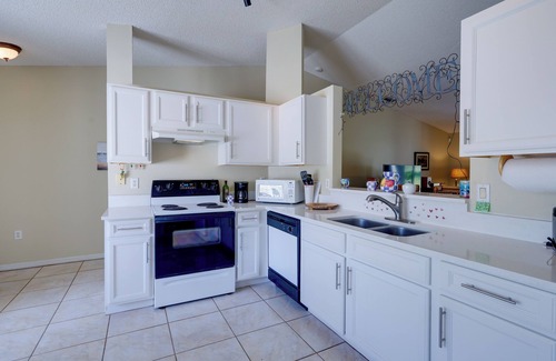 Titusville House | Bright Titusville Retreat w/Lanai - WFH Friendly!