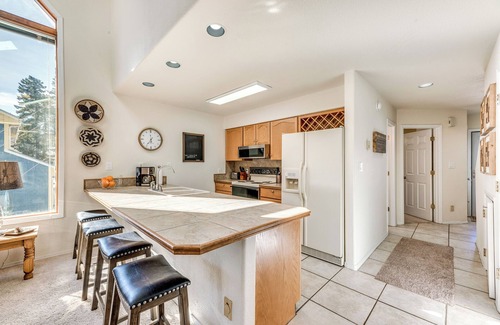 Cloudcroft House | Bright Townhome - 1 Mile to Downtown Cloudcroft