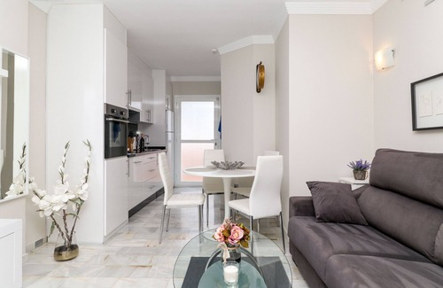 Urbanizacion Hacienda las Chapas House | Bright townhouse -great onsite facilities