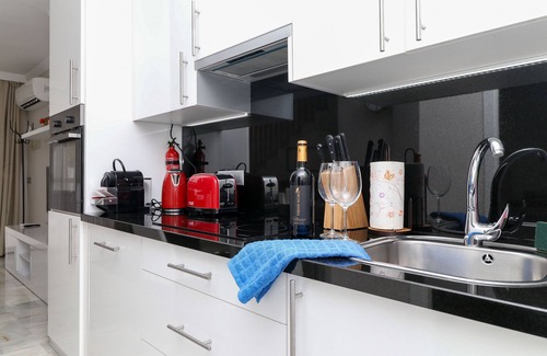 Urbanizacion Hacienda las Chapas House | Bright townhouse -great onsite facilities