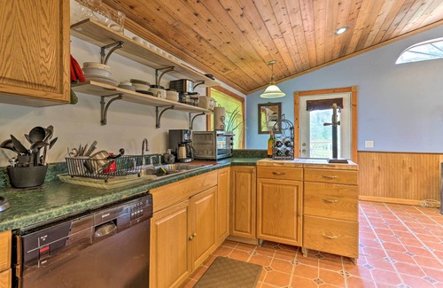 South Kortright Cabin | Bright Tucked-Away Cabin w/Furnished Deck + Grill