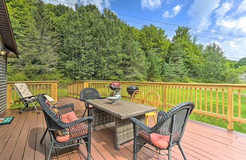 South Kortright Cottage | Bright Tucked-away Cabin w/Furnished Deck + Grill