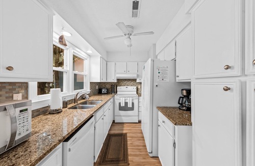 Tarpon Pond House | Bright, Updated Cottage! Bike to Beaches! Sleeps 8! Amenity Cards!