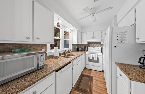 Tarpon Pond House | Bright, Updated Cottage! Bike to Beaches! Sleeps 8! Amenity Cards!