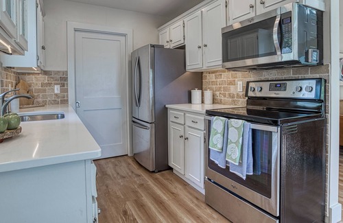 Petoskey Cottage | Bright & Updated Walloon Lakehouse w/ /AC!