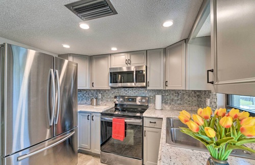 South Venice Cottage | Bright Venice Home w/Yard < 4 Miles to Beach!