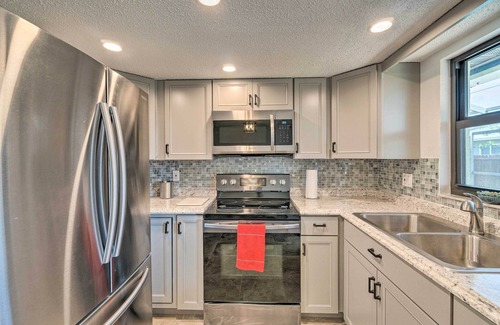 South Venice Cottage | Bright Venice Home w/Yard < 4 Miles to Beach!