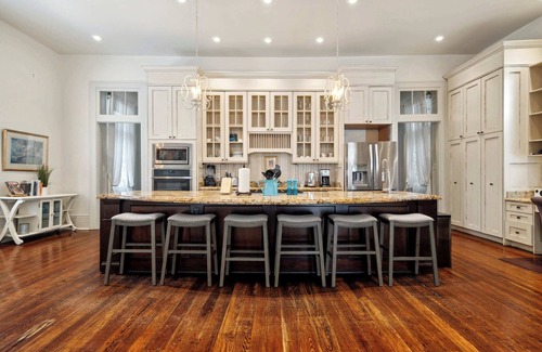Lower Garden District Villa | Bright Villa w Heated Pool & Pool Table 5br|4ba