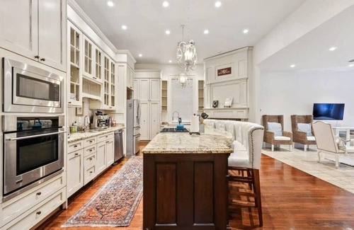 Lower Garden District Villa | Bright Villa w Heated Pool & Pool Table 5br|4ba