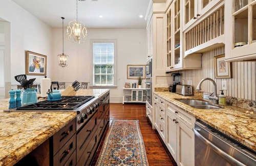 Lower Garden District Villa | Bright Villa w Heated Pool & Pool Table 5br|4ba