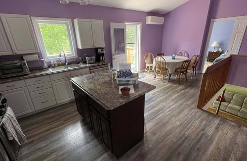 Dieppe House | Bright w/Huge Backyard + 5min to Parks!
