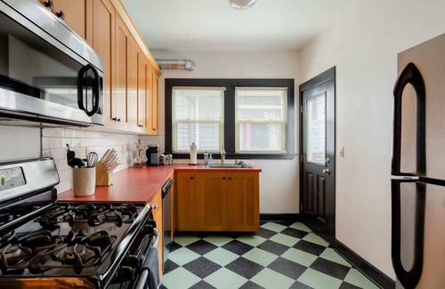 Belmont House | Bright + Walkable | Vintage Hawthorne Charm