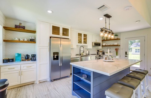 Simonton Cottage | Bright Wallis Cottage w/Pergola & Grill!