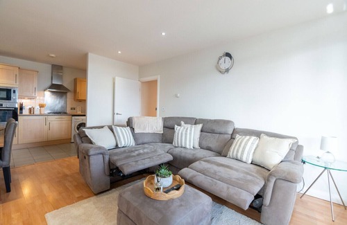 Watford Apartment | Bright Watford Home | Balcony + Parking Included
