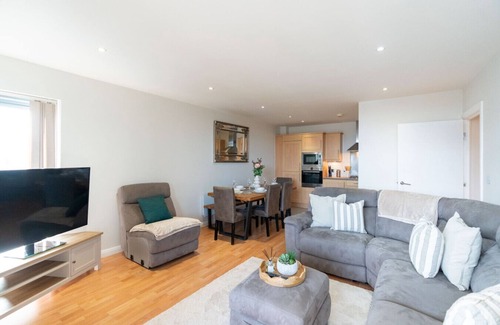 Watford Apartment | Bright Watford Home | Balcony + Parking Included