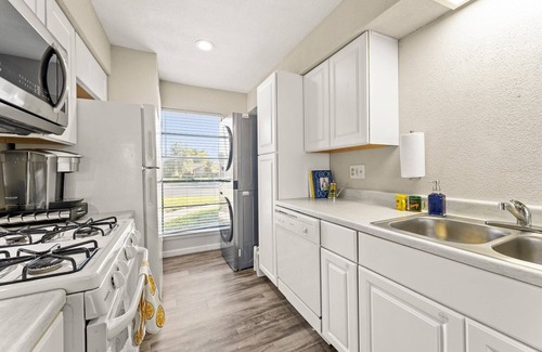 Gracywoods House | Bright, welcoming home minutes from Q2 + Domain