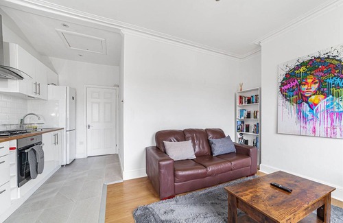 Hanwell Apartment | Bright West Ealing Abode