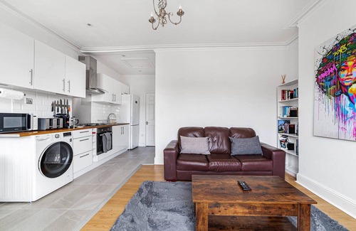 Hanwell Apartment | Bright West Ealing Abode
