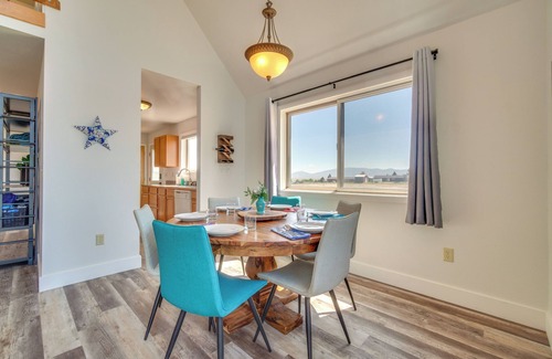 Saratoga House | Bright Wyoming Retreat w/Deck & Mountain Views!