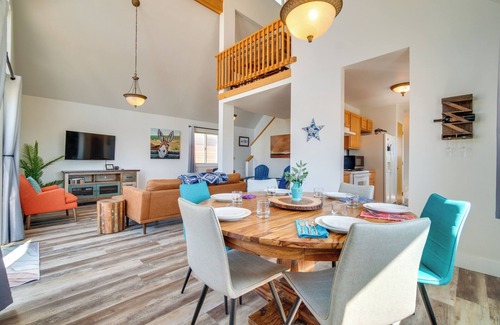 Saratoga House | Bright Wyoming Retreat w/Deck & Mountain Views!