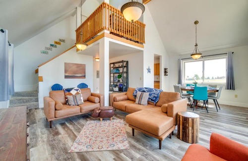Saratoga House | Bright Wyoming Retreat with Deck and Mountain Views!