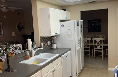 Fort Myers Condo | Brightly Furnished 2BR 2BA + Den End Unit Carriage House on Water