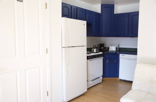Brighton Beach Apartment | Brighton Apartment -With Balcony-5min to Beach-Separate Entrance