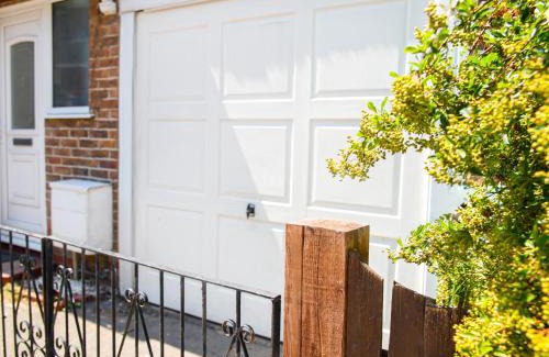 Hove House | Brighton & Hove 4 bedrooms house with free parking in garage
