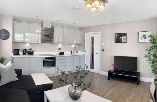 The Lanes Apartment | Brighton Lanes Comfort | 2BR Apt near Beach & Pier