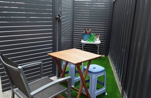 Brighton Apartment | BRIGHTON UPSTAIRS APARTMENT, Beach 10 Minute walk,Convenient, Perfect Location
