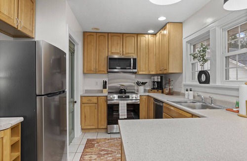 Champaign House | Brightside Bungalow - Quiet and close to Campus!