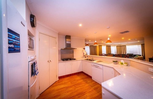 Craigieburn House | Brightside -wifi/Nflix/Theatre room/Near Airport