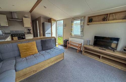 Skegness House | Brilliant 8 berth caravan at Southview Holiday Park in Skegness ref 33050M