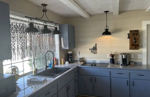 Sunrise Manor Condo | Brilliant Beverly Casita King Pools/gym($3)3miles