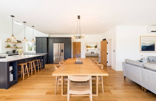 Uckington House | Brilliantly Modern, Spacious 4 Bed Family Home | Pass the Keys