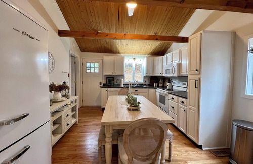Brimfield Cottage | Brimfield Bungalow by the lake close to Sturbridge