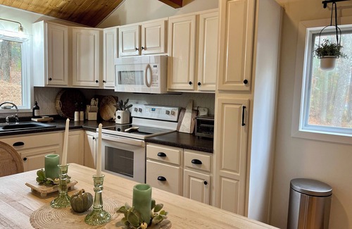 Brimfield Cottage | Brimfield Bungalow by the lake close to Sturbridge
