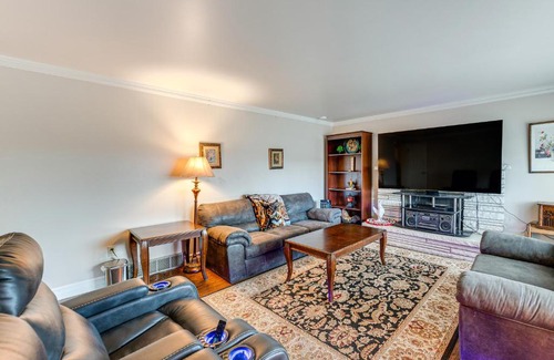 West Valley City House | Bring a Pet West Valley City House with Grill