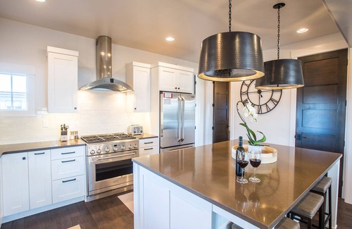Bend House | Bring bikes + SUP and have summer Bend fun! 24-hr staff ~ tons of room ~ resort