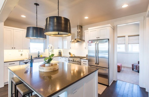 Bend House | Bring bikes + SUP and have summer Bend fun! 24-hr staff ~ tons of room ~ resort