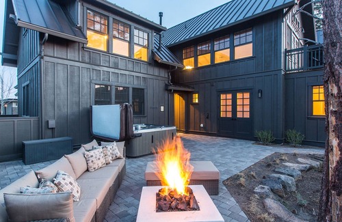 Bend House | Bring bikes + SUP and have summer Bend fun! 24-hr staff ~ tons of room ~ resort