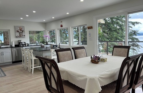 Bowen Island House | Bring the whole family to this luxurious Bowen Island Cottage
