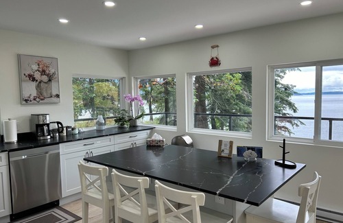 Bowen Island House | Bring the whole family to this luxurious Bowen Island Cottage