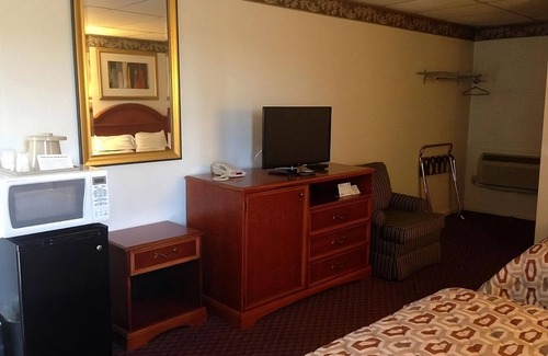 Campbelltown Hotel | Bring the Whole Family! 3 Relaxing Units, Swimming Pool, FREE Breakfast!