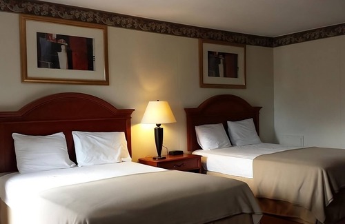 Campbelltown Hotel | Bring the Whole Family! 3 Relaxing Units, Swimming Pool, FREE Breakfast!