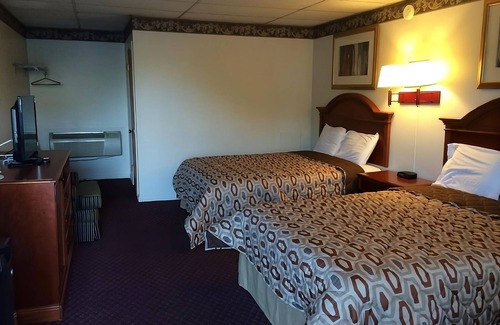 Campbelltown Hotel | Bring the Whole Family! 3 Relaxing Units, Swimming Pool, FREE Breakfast!
